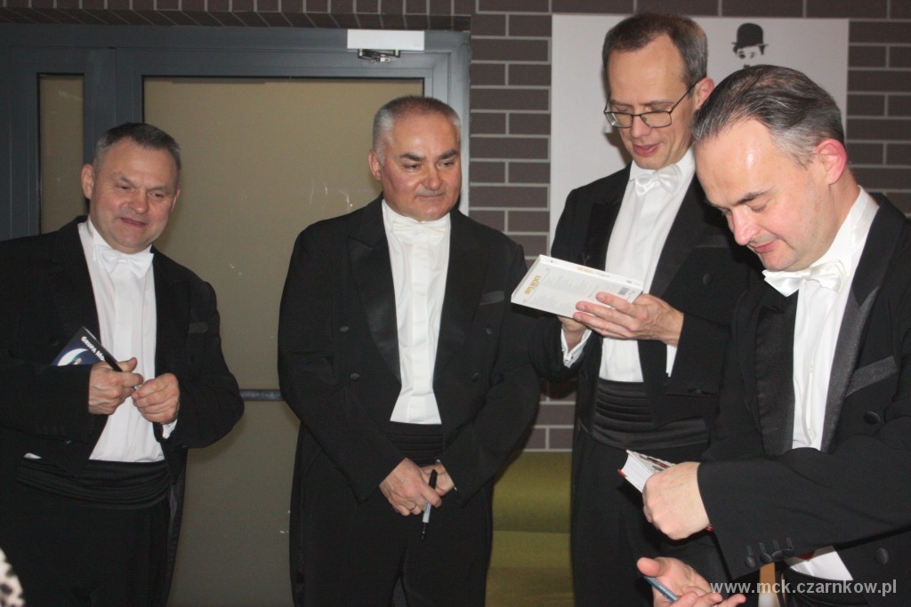 Członkowie grupy w&nbsp;czasie rozmowy z&nbsp;fanami