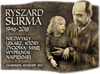 Ryszard Surma z&nbsp;małym pacjentem na&nbsp;kolanach i&nbsp;napis: Ryszard Surma 1946 &ndash; 2018. Niezwykły lekarz, kt&oacute;ry życiową misję wypełniał najpiękniej. Czarnk&oacute;w, kwiecień 2023