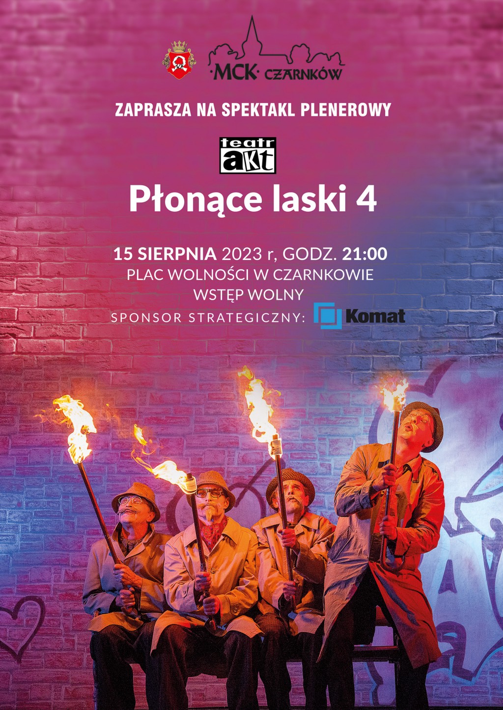 Czterej siedzący mężczyźni w&nbsp;kapleuszach i&nbsp;płaszczach trzymający płonące laski