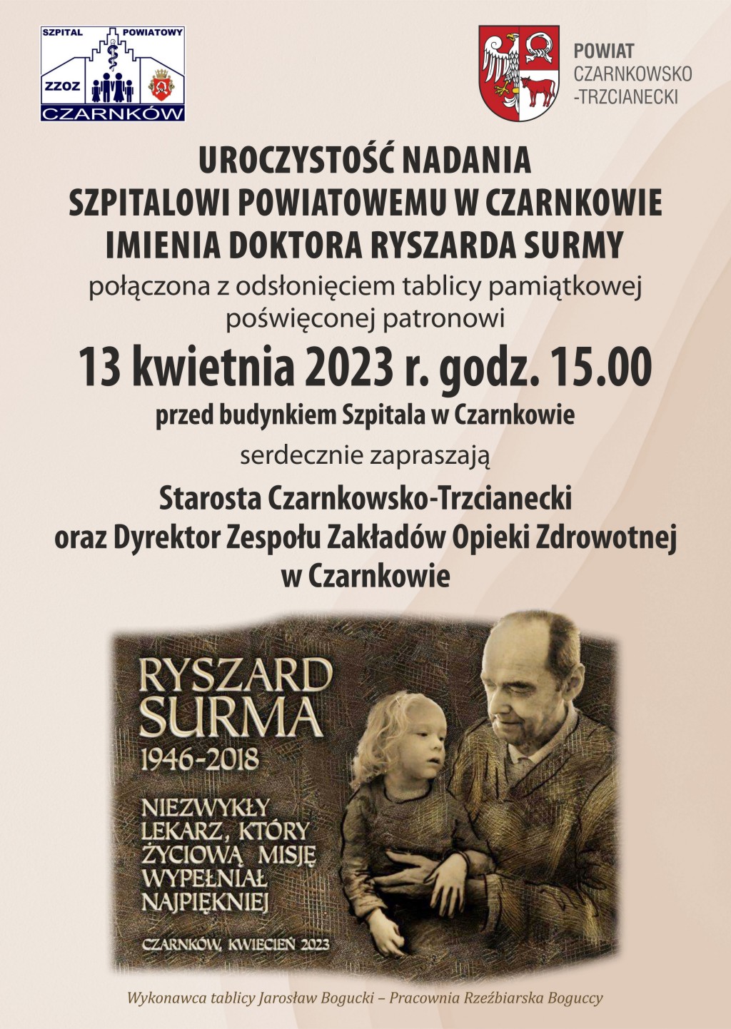 Treść plakatu ze zdjęciem tablicy przedstawiającej Ryszarda Surmę z&nbsp;małym pacjentem oraz&nbsp;napis: Ryszard Surma, 1946 &ndash; 2018. Niezwykły lekarz, kt&oacute;ry życiową misję wypełniał najpiękniej.