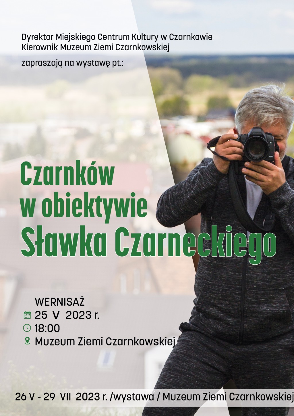 Treść plakatu wkomponowana w&nbsp;postać autora z&nbsp;aparetem fotograficznym przy twarzy na&nbsp;tle panoramy Czarnkowa