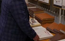 Mężczyzna przeglądający roczniki Nadnoteckiech Ech