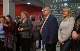 Stojąca grupa os&oacute;b
