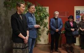 Kobieta m&oacute;wiąca do grupy ludzi