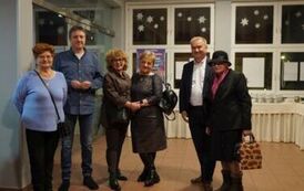 Grupa dw&oacute;ch mężczyzn i czterech kobiet ustawiona do fotogtafii