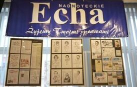 Baner z napisem Nadnoteckie Echa Żyjemy Twoimi sprawami z planszami zawierającymi grafiki i strony gazetowe