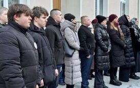 Stojąca grupa os&oacute;b