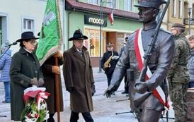 Delegacja składająca wiązanki kwiat&oacute;w