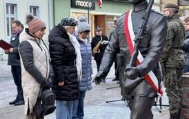 Delegacja składająca wiązanki kwiat&oacute;w