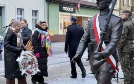 Delegacja składająca wiązanki kwiat&oacute;w