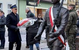 Delegacja składająca wiązanki kwiat&oacute;w