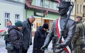 Delegacja składająca wiązanki kwiat&oacute;w