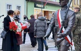 Delegacja składająca wiązanki kwiat&oacute;w