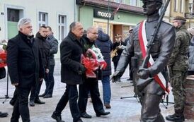 Delegacja składająca wiązanki kwiat&oacute;w