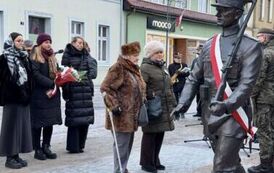 Delegacja składająca wiązanki kwiat&oacute;w