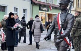 Delegacja składająca wiązanki kwiat&oacute;w