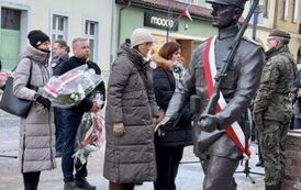 Delegacja składająca wiązanki kwiat&oacute;w