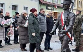 Delegacja składająca wiązanki kwiat&oacute;w