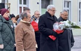 Delegacja składająca wiązanki kwiat&oacute;w