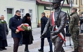 Delegacja składająca wiązanki kwiat&oacute;w