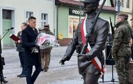 Delegacja składająca wiązanki kwiat&oacute;w