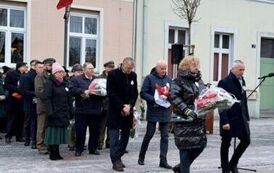 Delegacja składająca wiązanki kwiat&oacute;w