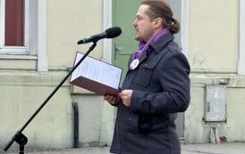Mężczyzna m&oacute;wiący do mikrofonu
