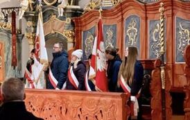 Dwa poczty sztandarowe stojące w stallach