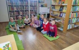 Ośmiro przedszkolak&oacute;w klęczących na poduszkach
