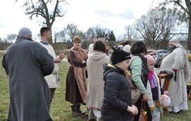 Stojąca grupa os&oacute;b, część przebrana w średniowieczne stroje