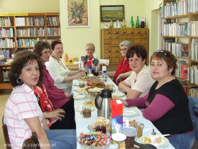 Uczestniczki spotkania w bibliotece
