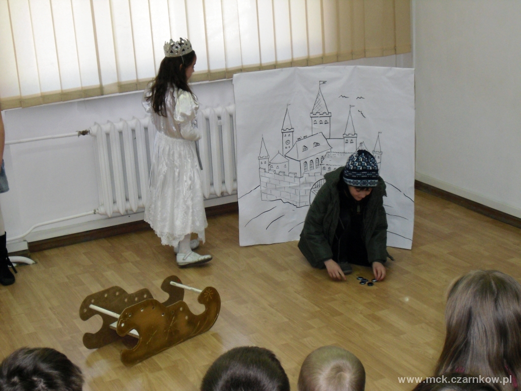Zdjęcie 2 Przedstawienie teatralne w wykonaniu dzieci