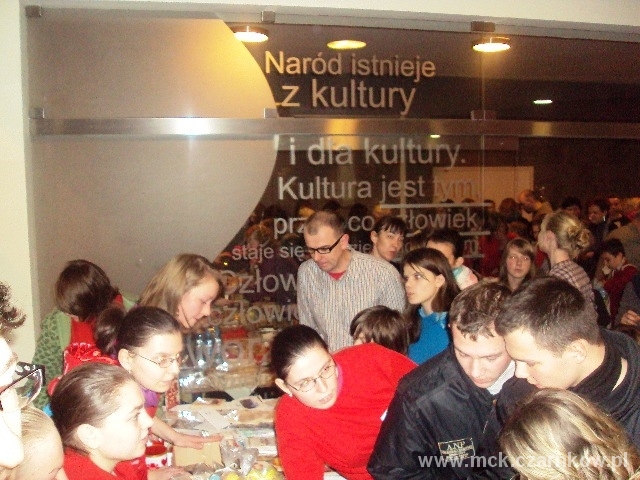Zdjęcie 2 Uczestnicy festynu charytatywnego w CzDK