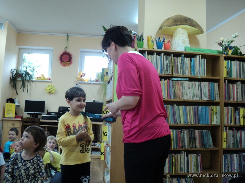Zdjęcie 1 Pracownica biblioteki pasuje na czytelnika przedszkolaka