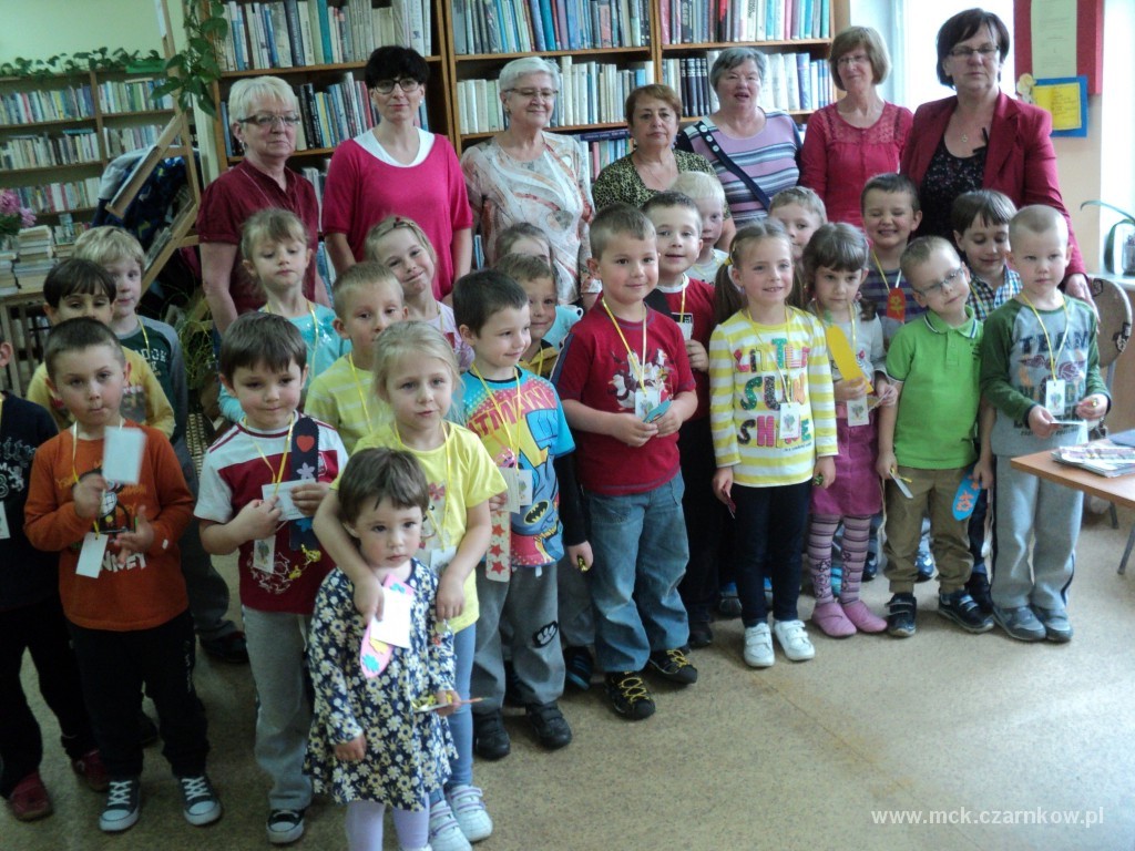 Zdjęcie 2 Przedszkolaki z pracownicami biblioteki