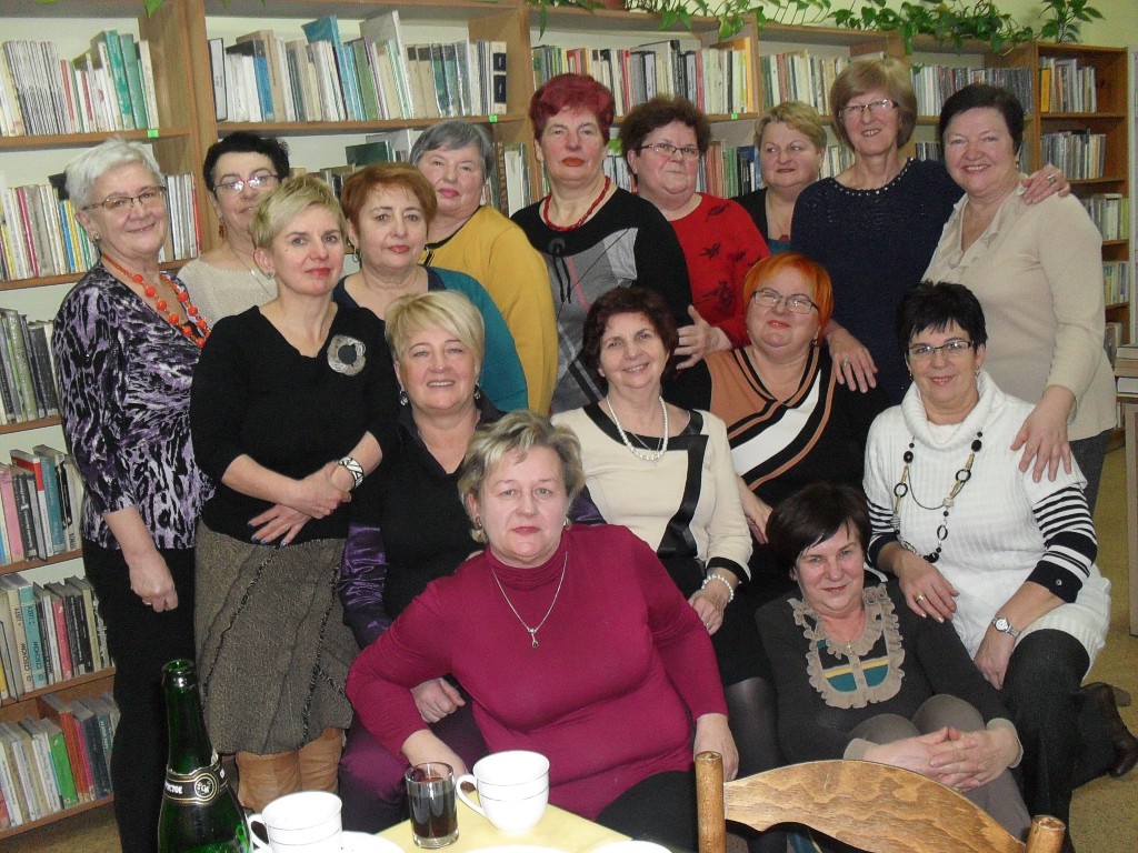 Wspólna fotografia członkiń Koła Przyjaciół Biblioteki