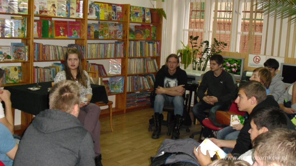 Autorka i młodzież w bibliotece