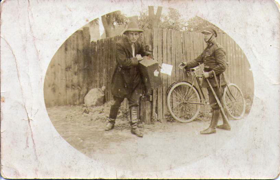 Strażnicy Jan Nocuń i Jan Blaszke w udawanej scence, Gulcz rok 1930 - archiwum autora Strażnicy Jan Nocuń i Jan Blaszke w udawanej scence, Gulcz rok 1930 - archiwum autora