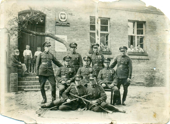 Placówka Ciszkowo wraz z obsadą, rok 1931. Po środku przodownik Nawrot Jan - archiwum Muzeum Ziemi Czarnkowskiej Placówka Ciszkowo wraz z obsadą, rok 1931. Po środku przodownik Nawrot Jan - archiwum Muzeum Ziemi Czarnkowskiej