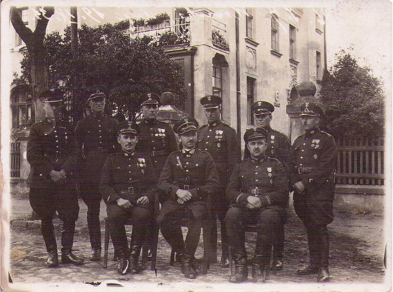 Nadkomisarz Marian Staniszewski w otoczeniu swoich oficerów, Wronki rok 1933 - archiwum autora Nadkomisarz Marian Staniszewski w otoczeniu swoich oficerów, Wronki rok 1933 - archiwum autora