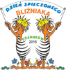 Rysunkowe bliźnięta trzymające szarfę z napisem Dzień Spieczonego Bliźniaka