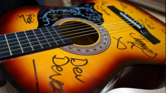 Gitara przekazana przez zespół Electric Light Orchestra Classic Gitara przekazana przez zespół Electric Light Orchestra Classic