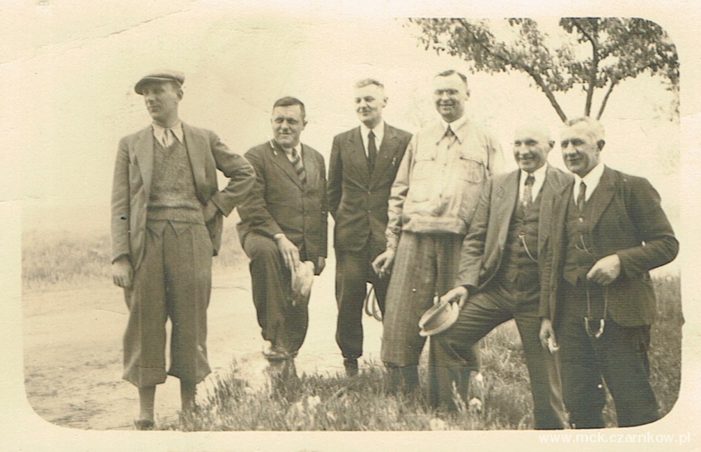 Fotografia sześciu mężczyzn ze zbiorów Muzeum Ziemi Czarnkowskiej