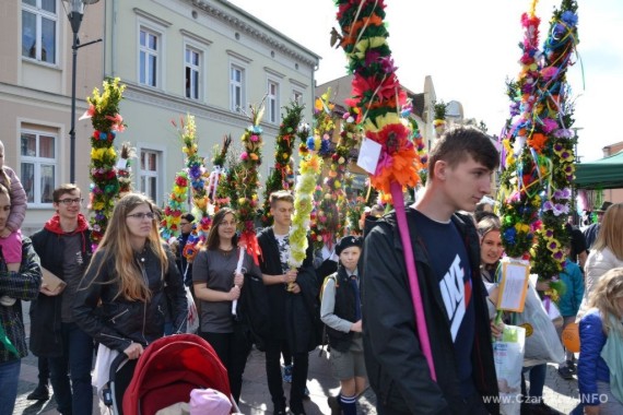 Przemarsz młodzeieży w wielkanocnymi palmami