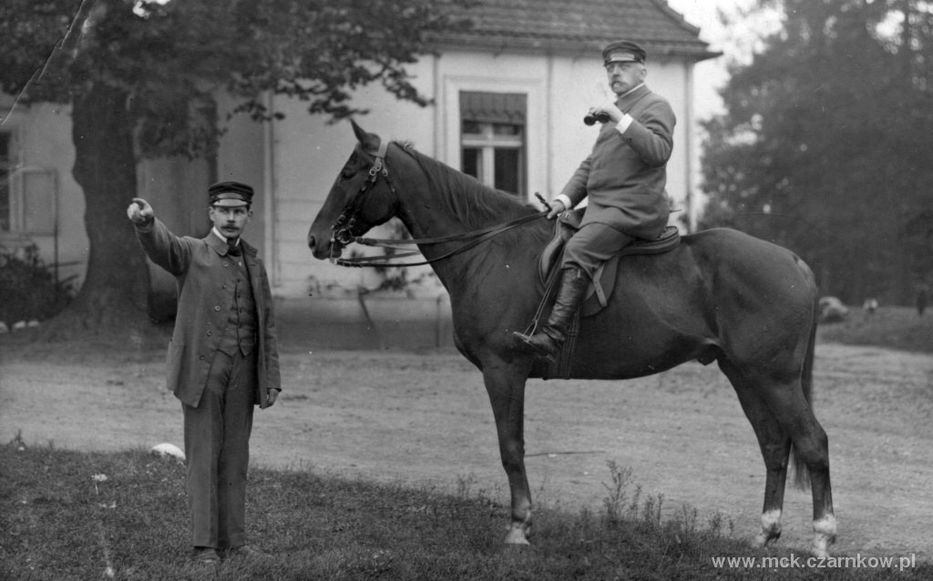 Włodzimierz Raczyński (postać stojąca przy koniu) wraz z ojcem Stanisławem przed dworkiem w Stajkowie