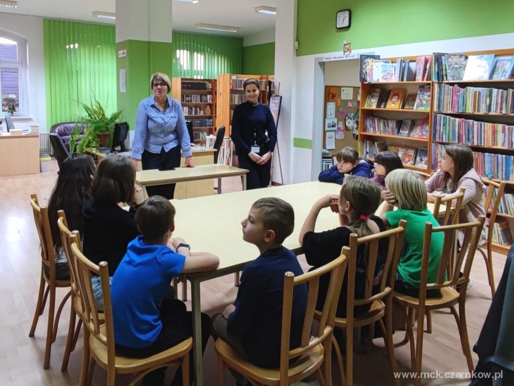 Uczestnicy Nocy Bibliotek w sali czarnkowskiego Oddziału dla dzieci