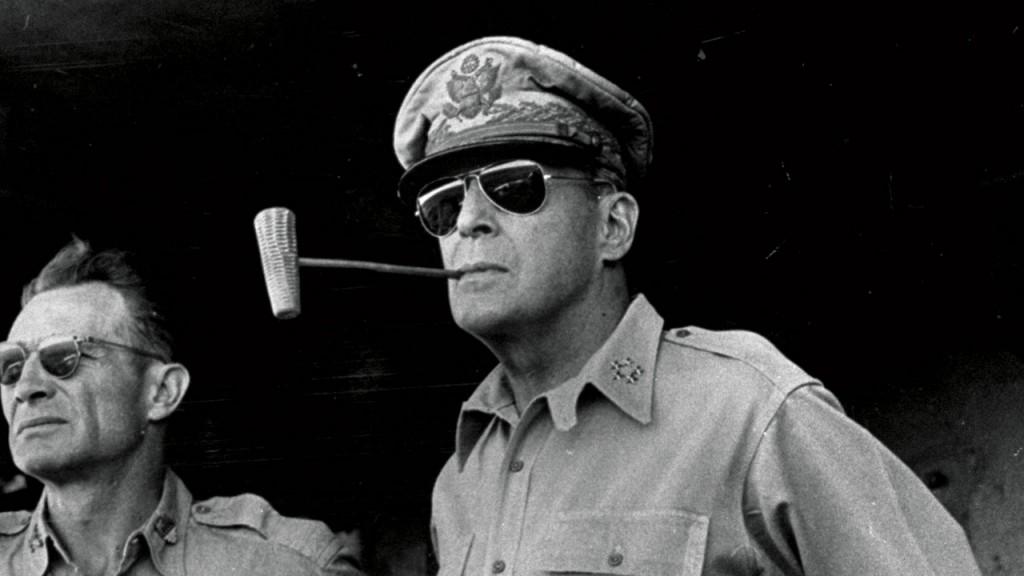 Generał Douglas MacArthur z charakterystyczną fajka z kolby kukurydzy