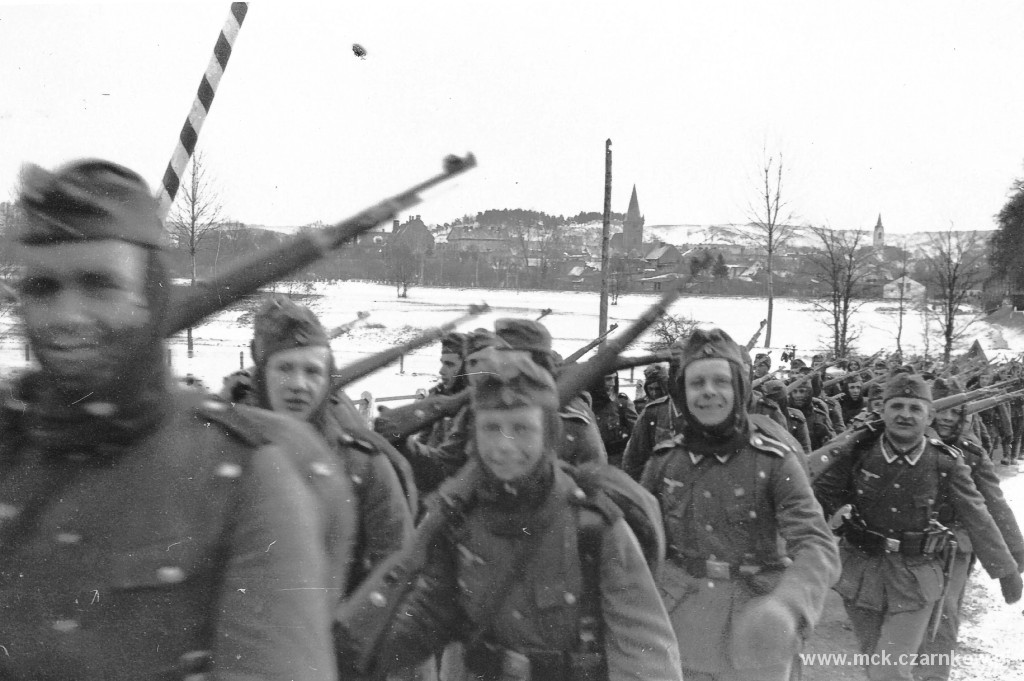 Wymarsz żołnierzy niemieckich z Czarnkowa na front (ok. 1943 r.)