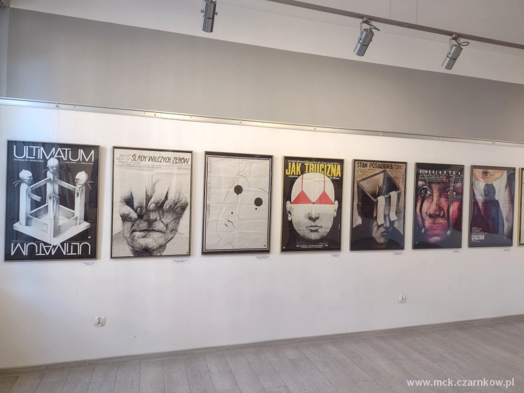 Fragment wystawy Plakaty wyeksponowane na ścianach