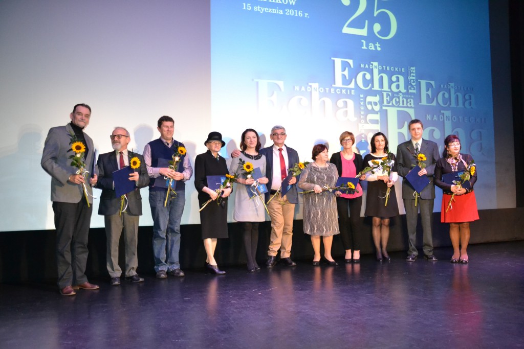 Jedenaście osób stanowiących zespół redakcyjny i współpracowników na tle napisu Nadnoteckie Echa